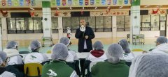 表和学生代表听取了冯长霖对学校加强食堂监管